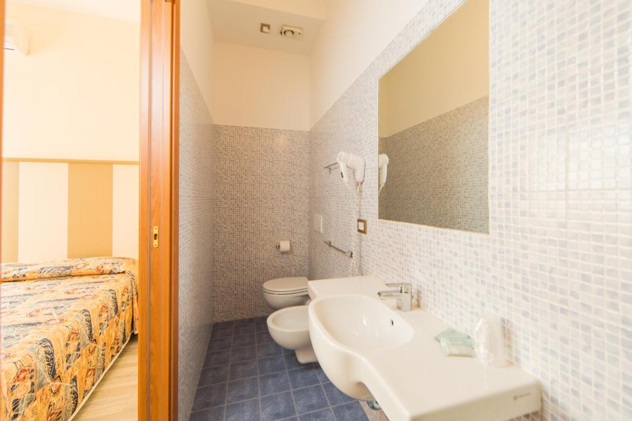 Hotel Trieste Чезенатико Номер фото