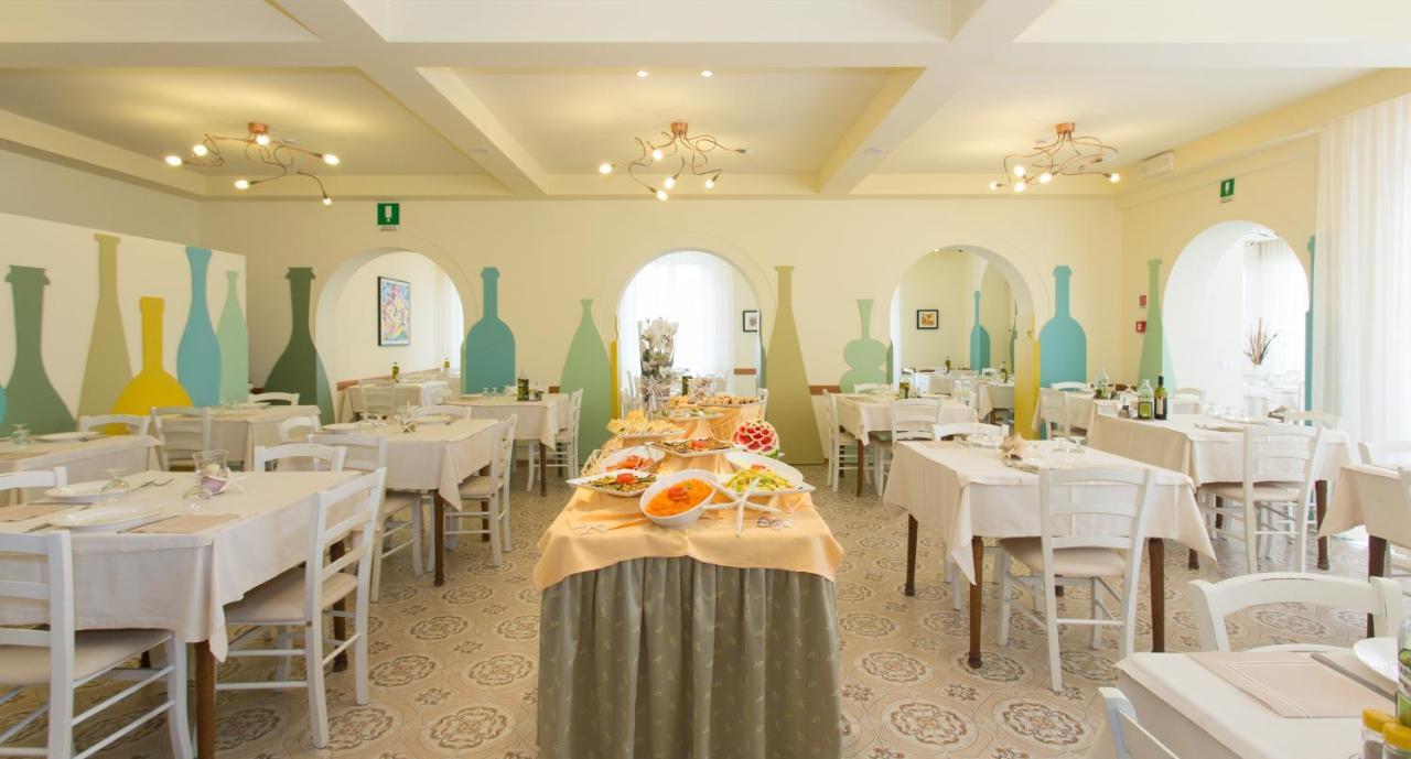 Hotel Trieste Чезенатико Экстерьер фото
